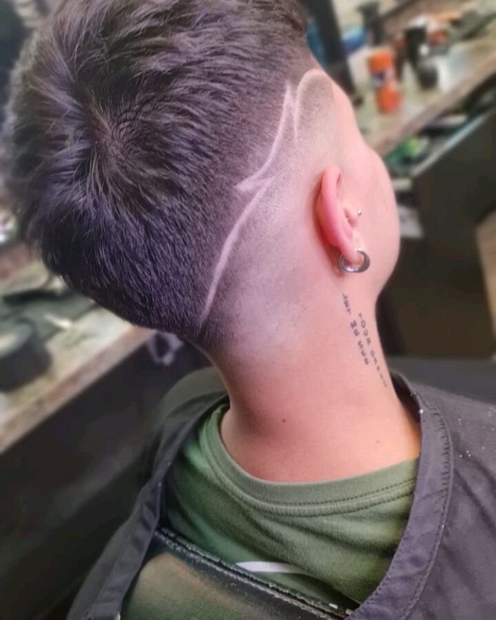 Mid Dipped Skin Fade with Design

Being able to achieve a design incorporated within a fade makes that haircut pop and stand out.

Looking for a design? Just ask in store or send us a message.

Master Surgeon: @mariusbarbero

#taper #ireland #barbers